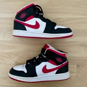 Nike Youth Air Jordan 1 Mid GS Very Berry, 6.5Y